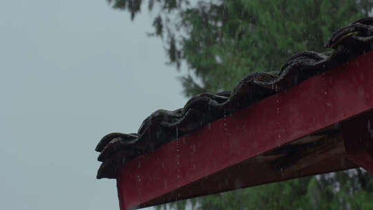 雨天瓦房屋檐滴水