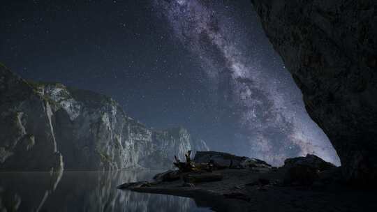 挪威罗弗敦的夜间星空与山地和海洋海滩的超