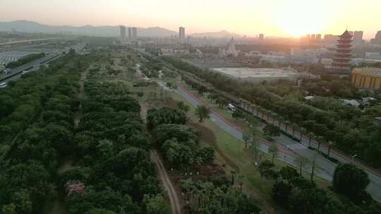 日出东方映照同安湾交通线和方特旅游景区