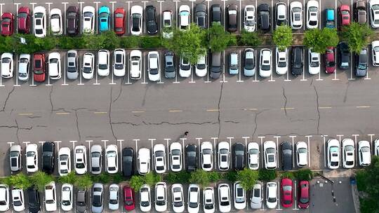 俯拍停放整齐的停车场车辆