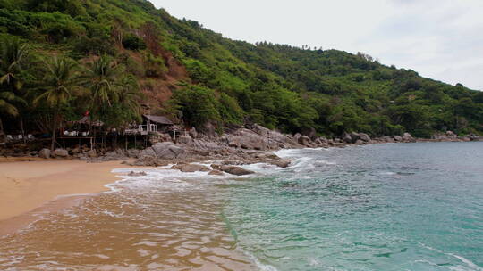 航拍海浪冲击海岸