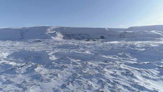 乡村空中白雪覆盖的山区地形