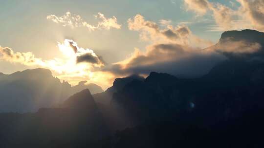 山脉夕阳光线