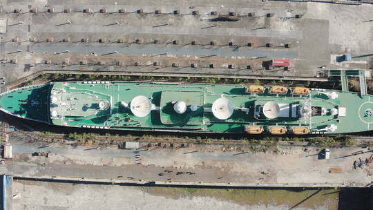 4K航拍俯视中国上海停靠在滨江退役的远望号视频素材模板下载