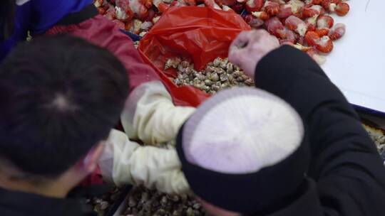 海螺蛳海鲜市场称秤装袋海螺丝