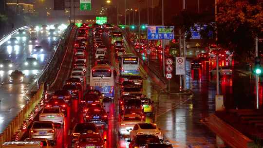 雨夜东四环交通拥堵景象