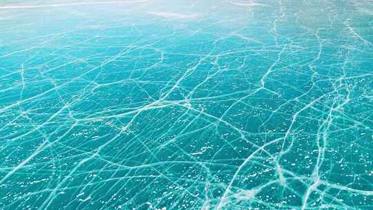 人走在结冰的湖面