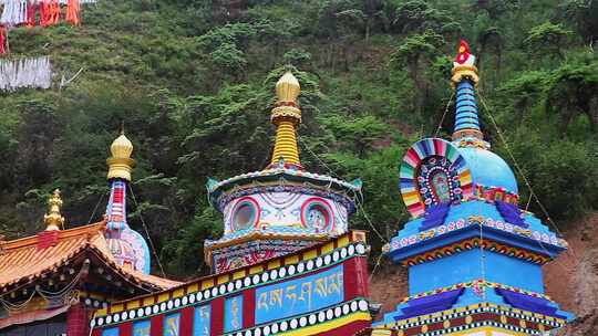 山坡上的寺院建筑