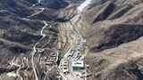 航拍山间蜿蜒公路高清在线视频素材下载