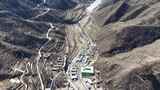 航拍山间蜿蜒公路高清在线视频素材下载