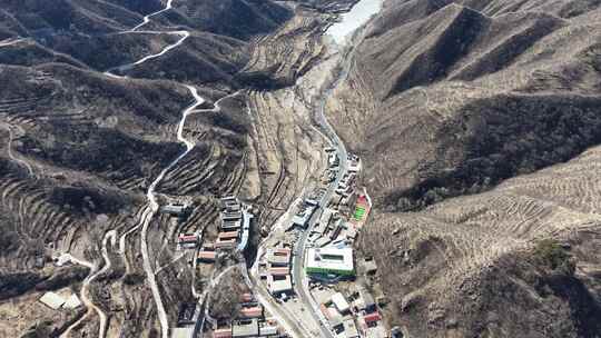 航拍山间蜿蜒公路