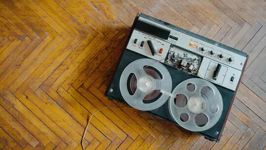 旧卷轴磁带录音机中的特写回放视频素材模板下载