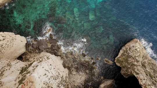 海浪袭击海岸的空中镜头