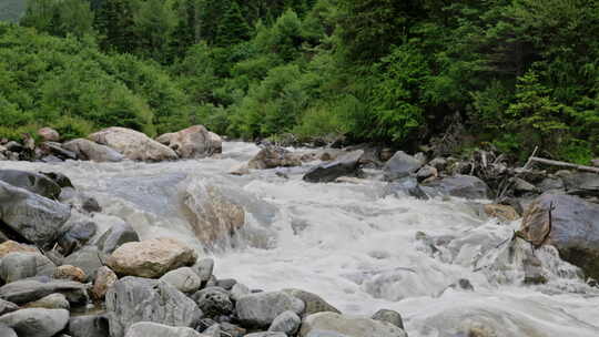 川西结斯沟山谷河流云雾雪山风光实拍