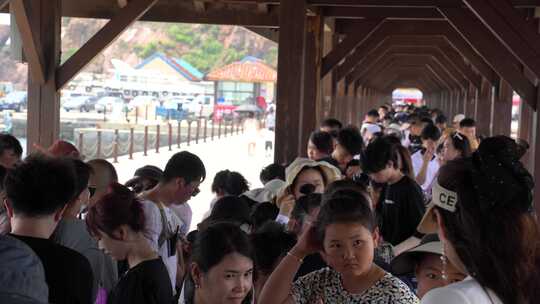 山东荣成鸡鸣岛码头排队登岛的游客人群