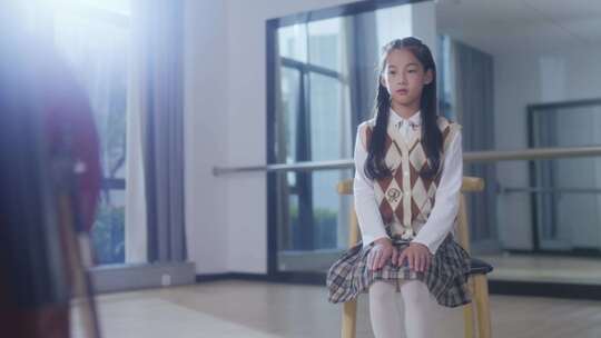 小女孩教室拉大提琴