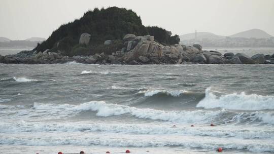 清晨海中的无人岛屿  小岛 荒岛薄雾海浪