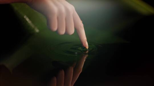 触摸水面的纤纤玉手