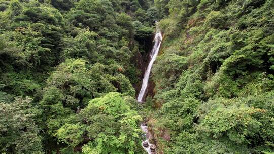 大觉山景区的青山瀑布古寨