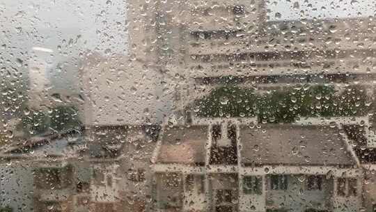 下雨天窗户上雨滴特写