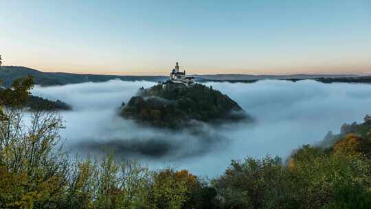 德国莱茵河山顶上一座城堡周围流淌的延时云彩