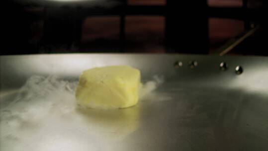 黄油在锅中滑动