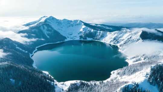 雪山环绕的湖泊航拍全景