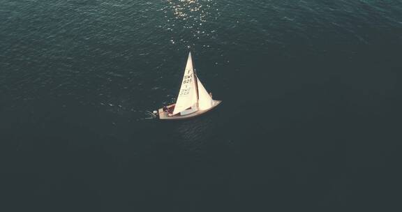 无人机拍摄海洋上的帆船