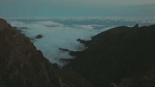 巍峨大山山峰山脉山顶云雾云层山云视频素材模板下载