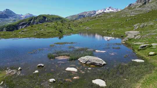 法国阿尔卑斯山的拉克·吉查德山湖——空中基座高清在线视频素材下载