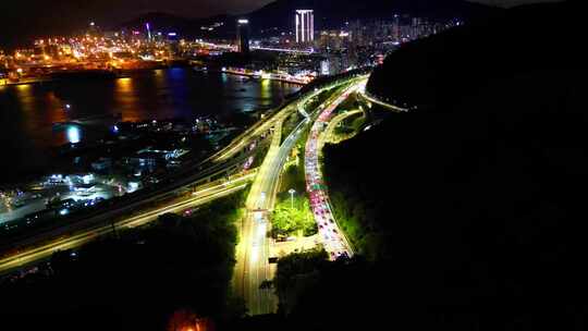 航拍城市立交桥夜景灯光璀璨的景象盐田港