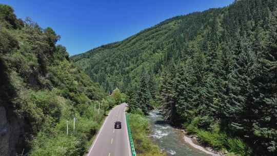 峡谷河流公路汽车航拍