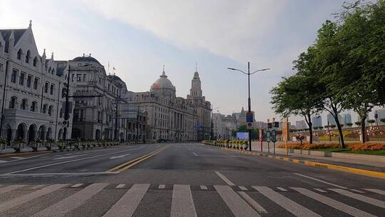 上海封城中的阳光明媚外滩街道