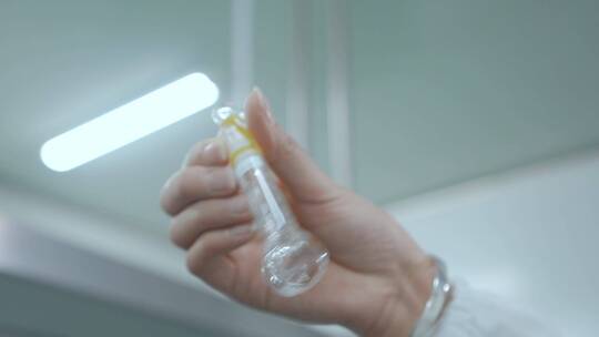 实验室视频白衣科研人员试剂玻璃瓶眼睛特写