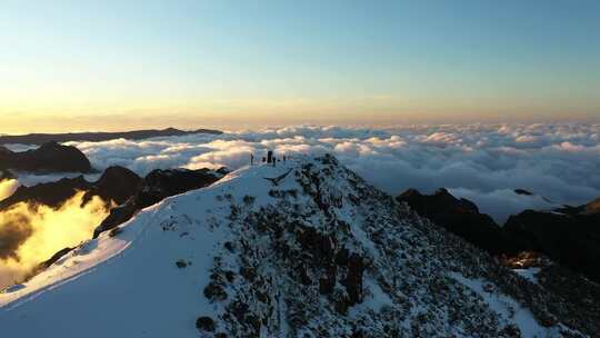 航拍日出雪山励志企业精神2025年会新高峰