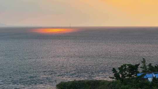航拍威海西海岸小石岛海面落日余晖晚归渔船
