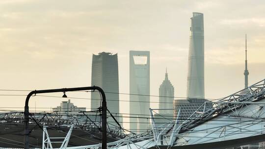 上海地铁三号线虹口站外景带城市剪影