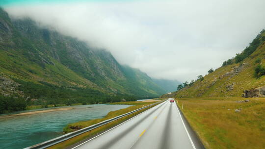 沿着挪威山脉中的风景道拍摄