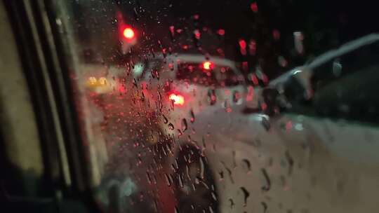 夜景车外车窗上的雨滴
