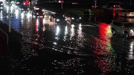 城市下雨道路积水夜间行车横移