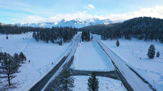 汽车在积雪覆盖的山路上缓慢行驶