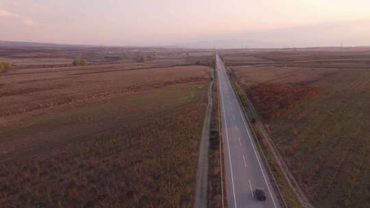 农业用地中间的道路