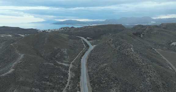 西班牙乡村蜿蜒道路的鸟瞰图。