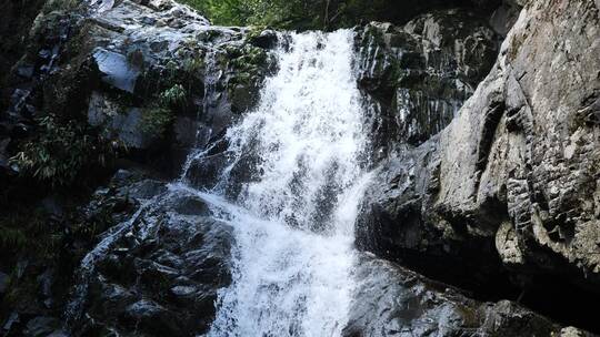 山泉水激起的各色浪花