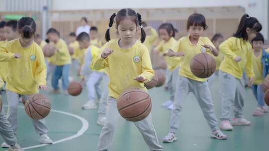 幼儿园小孩开心快乐的玩耍