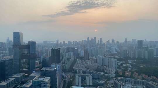 夕阳下的城市建筑群