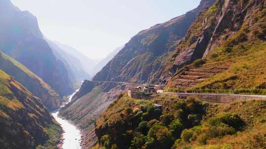 香格里拉虎跳峡金沙江大峡谷