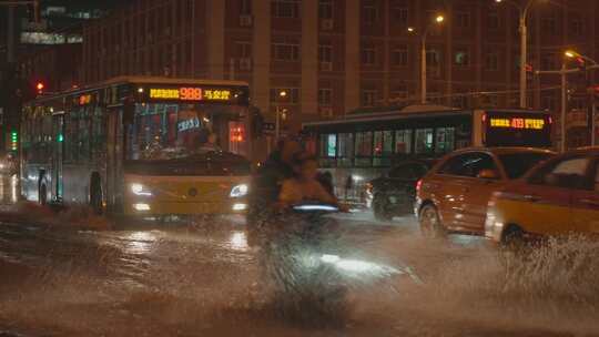 雨夜城市街道积水交通景象