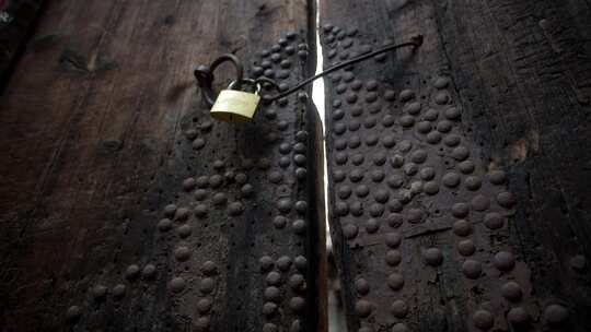 沧桑岁月古朴民居大门紧锁