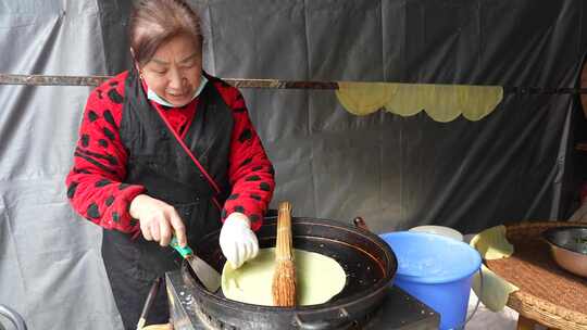 中老年女性制作煎饼的过程